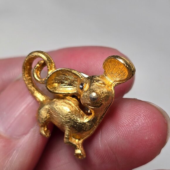 Vintage Gold Tone Mouse Pin Brooch Enamel Winking Eyes Figural Animal Jewelry - Picture 2 of 8